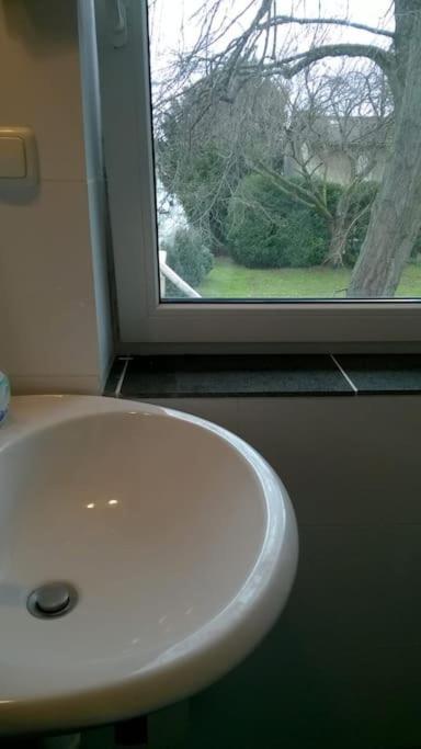 Toll Apartment Mit Privatem Eingang Free Parking Slbst Check-In Netflix 30 Zone Ruhig Duisburg Buitenkant foto