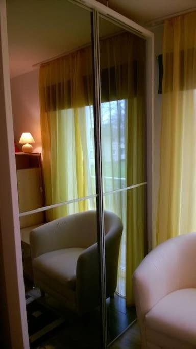 Toll Apartment Mit Privatem Eingang Free Parking Slbst Check-In Netflix 30 Zone Ruhig Duisburg Buitenkant foto